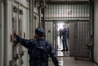 Россиянку арестовали из-за радужных сережек. Вопрос о запрете радуги дошел до Кремля 