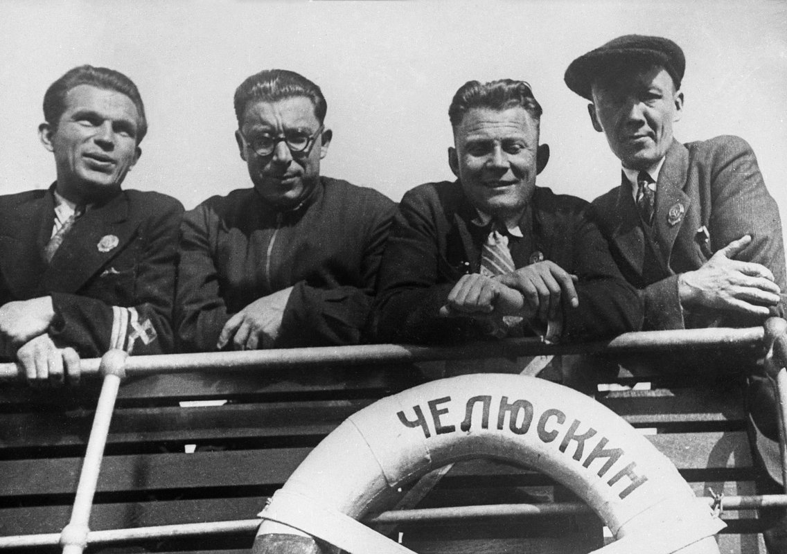 Члены экспедиции ледокола «Челюскин» перед выходом в море 10 августа 1933 года