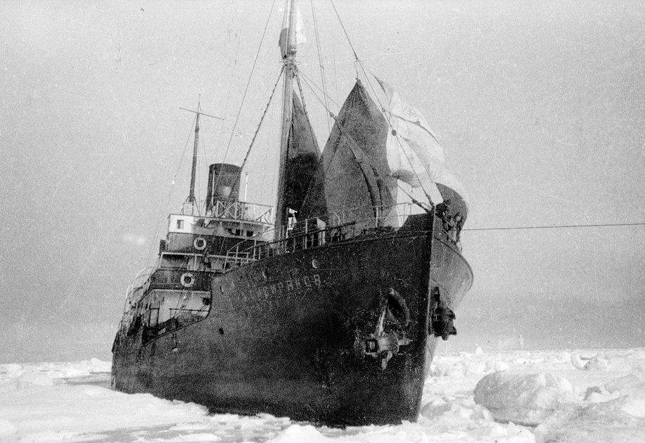 Ледокол «Сибиряков» под самодельным парусом выбирается из льдов Берингова пролива