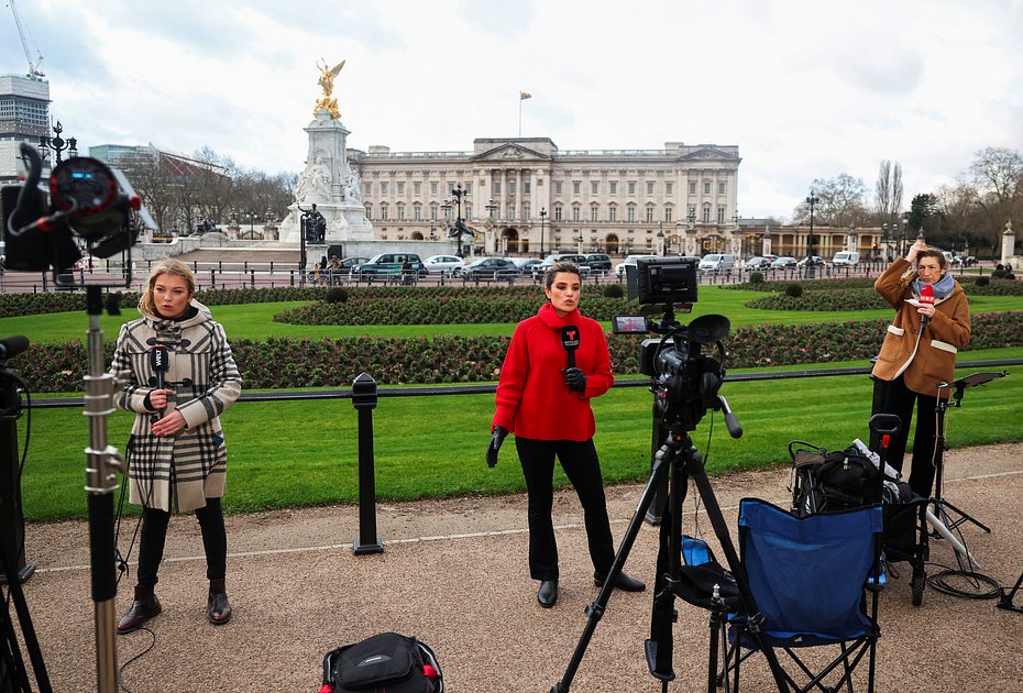 Журналисты, собравшиеся перед Букингемским дворцом после объявления о раке у Карла III