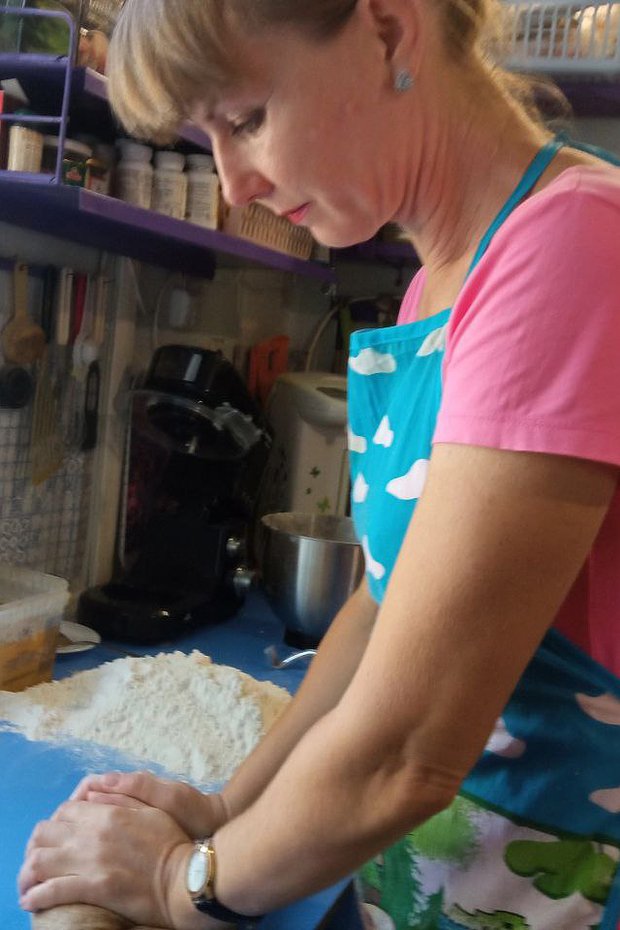 Волонтер Елена Ярошевская печет хлеб для солдат с начала СВО