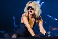 «Конские зубы». Почему звезды отказываются от идеальных виниров ради кривых, но своих зубов? 