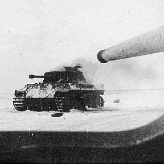 Немецкий танк «Пантера», подбитый самоходкой СУ-85 под командованием лейтенанта Кравцева. Фотография сделана из люка механика-водителя. Украина, 1944 год