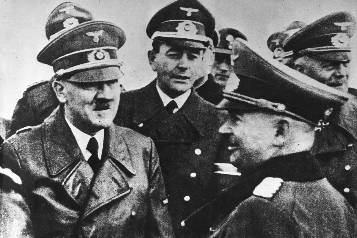 Генерал Курт Цейтцлер (справа) беседует с Адольфом Гитлером 