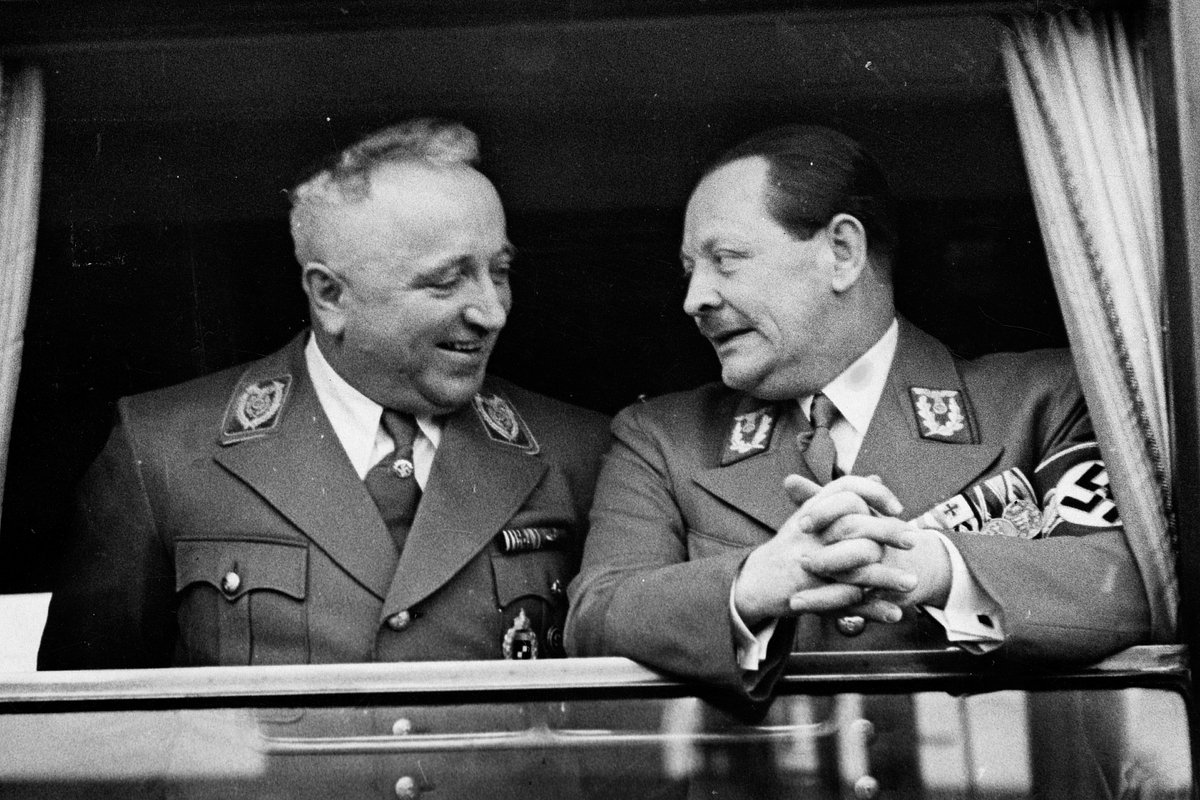 Руководитель Германского трудового фронта Роберт Лей и гауляйтер Эрих Кох (слева направо)
