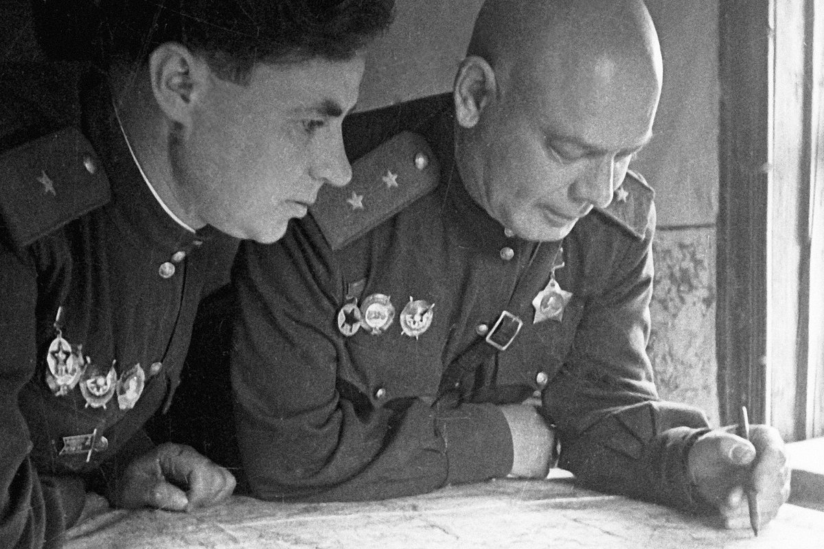 Генералы Николай Пухов (справа) и Марк Козлов