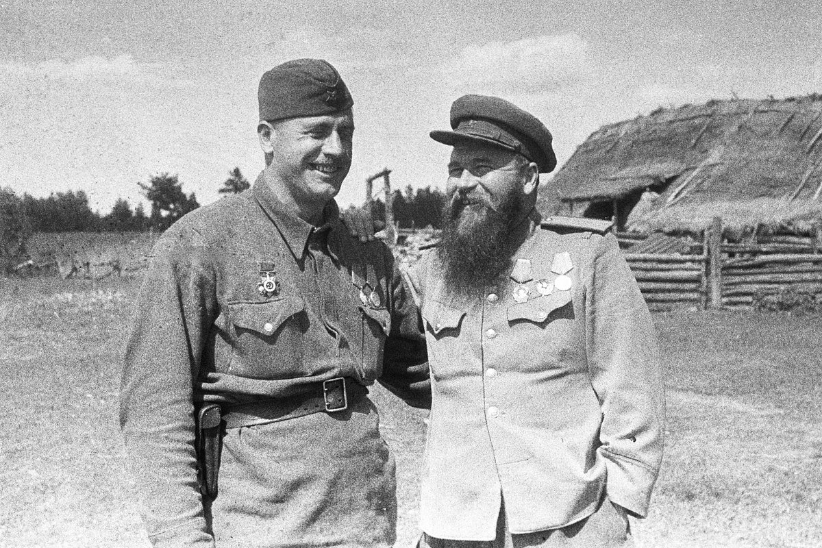 Генерал Петр Вершигора (справа) с командиром полка партизанского соединения Давидом Бакрадзе