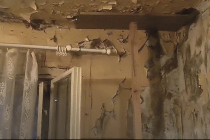 Власти российского города не увидели нарушений в держащемся на подпорках потолке