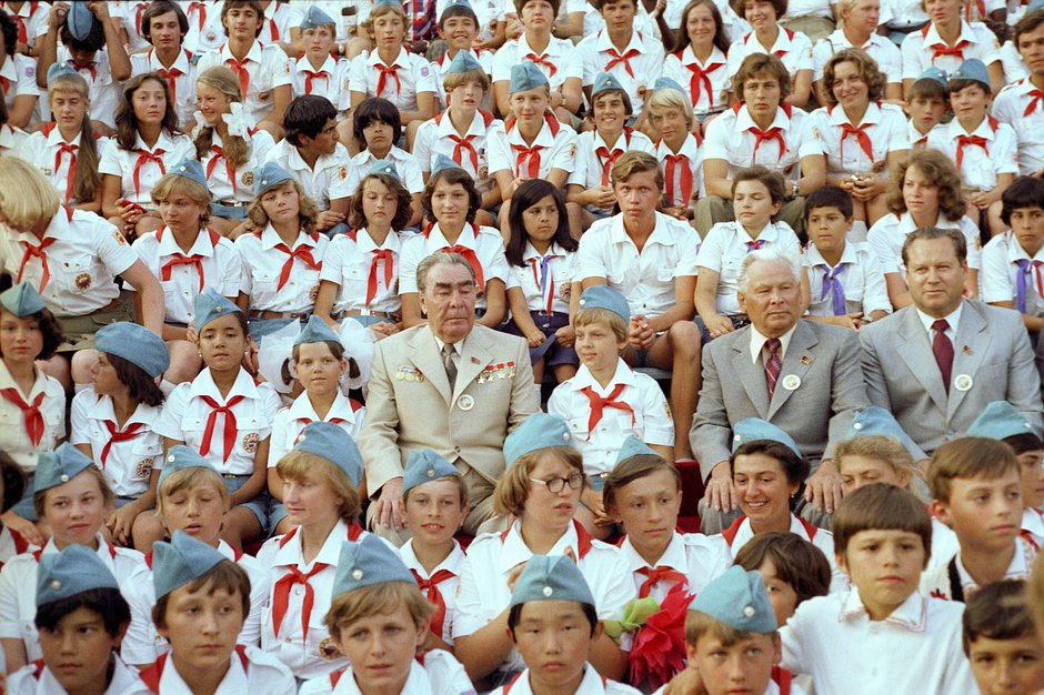Брежнев и Черненко с пионерами в детском лагере «Артек», 1979 год