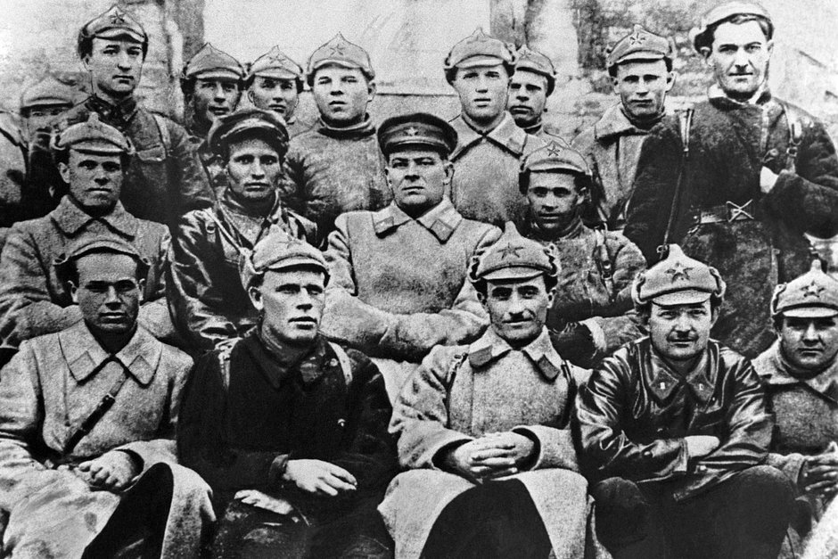 Черненко (второй справа в верхнем ряду) в молодости, 1932 год 