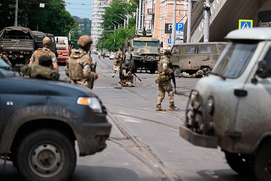 23-24 июня 2023 года. Военная техника на одной из улиц Ростова-на-Дону во время мятежа Евгения Пригожина