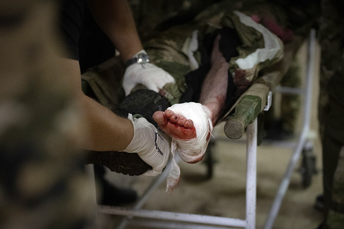 Медики доставляют раненого в прифронтовой госпиталь