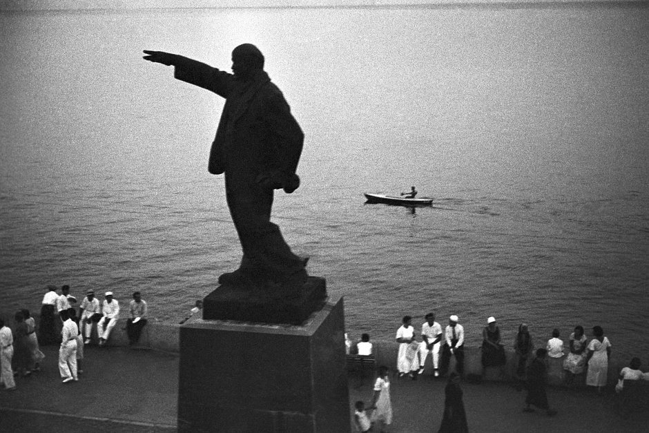 Первый памятник В. И. Ленину на набережной в Ялте, 1939 год