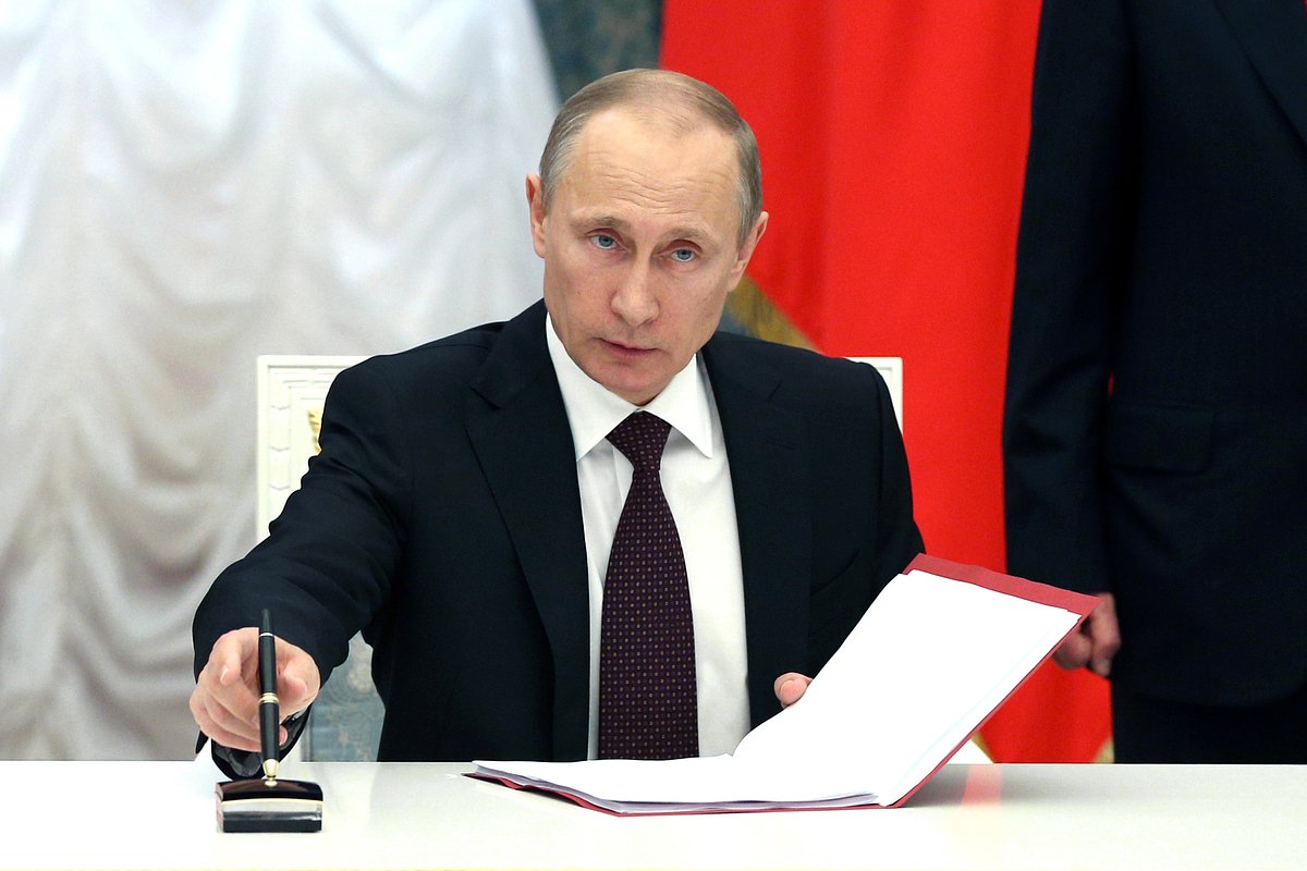 Президент России Владимир Путин подписал указ об образовании Крымского Федерального округа РФ, 2014 год