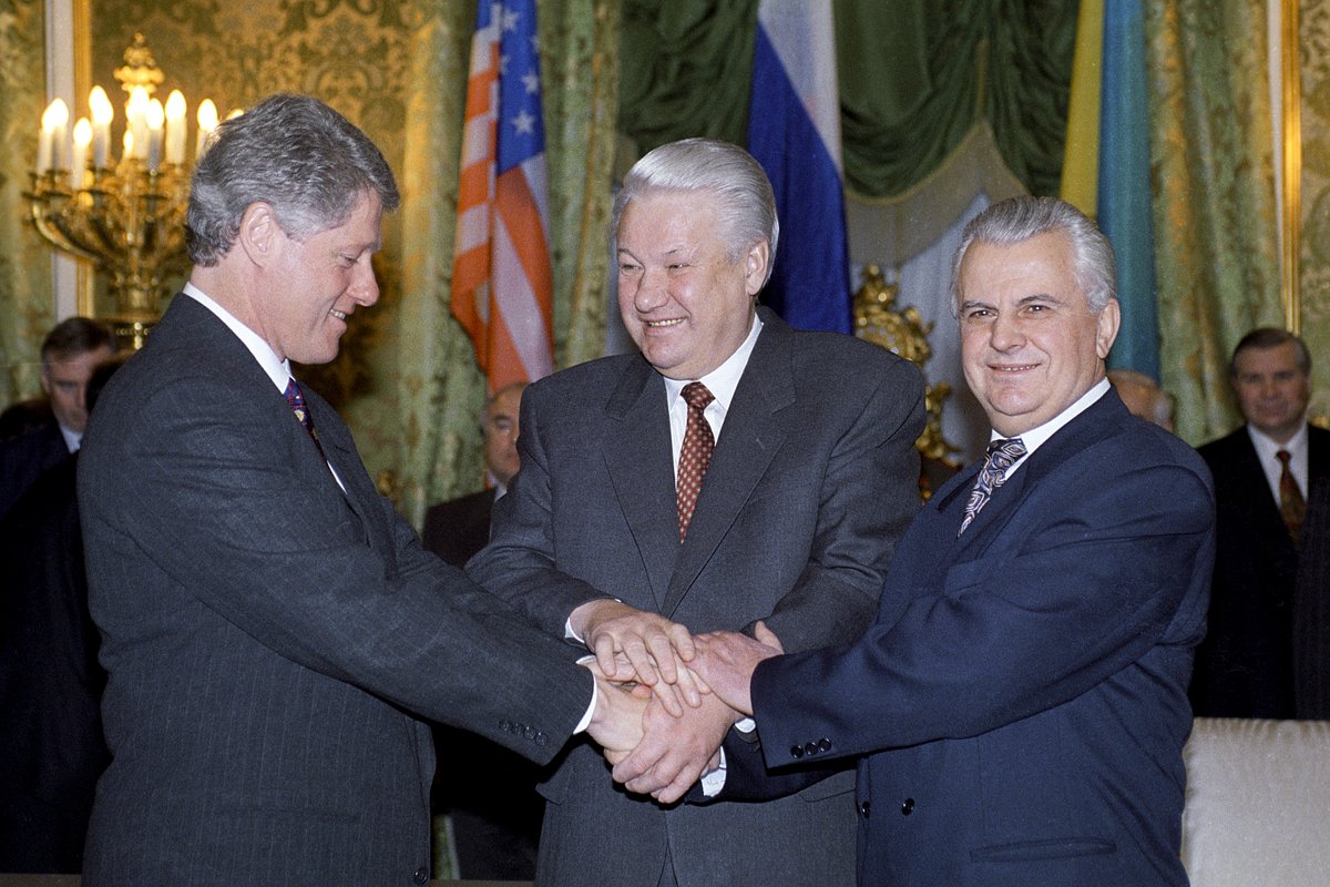 Президент США Билл Клинтон, президент России Борис Ельцин и президент Украины Леонид Кравчук (слева направо) после церемонии подписания Договора о выводе ядерного оружия с украинской территории, Москва, 15 января 1994 года