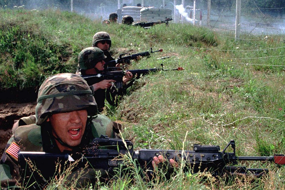 Американские солдаты на позициях во время командно-штабных учений Cooperative Neighbour-1997 на Яворовском полигоне во Львовской области, 10 июля 1997 года