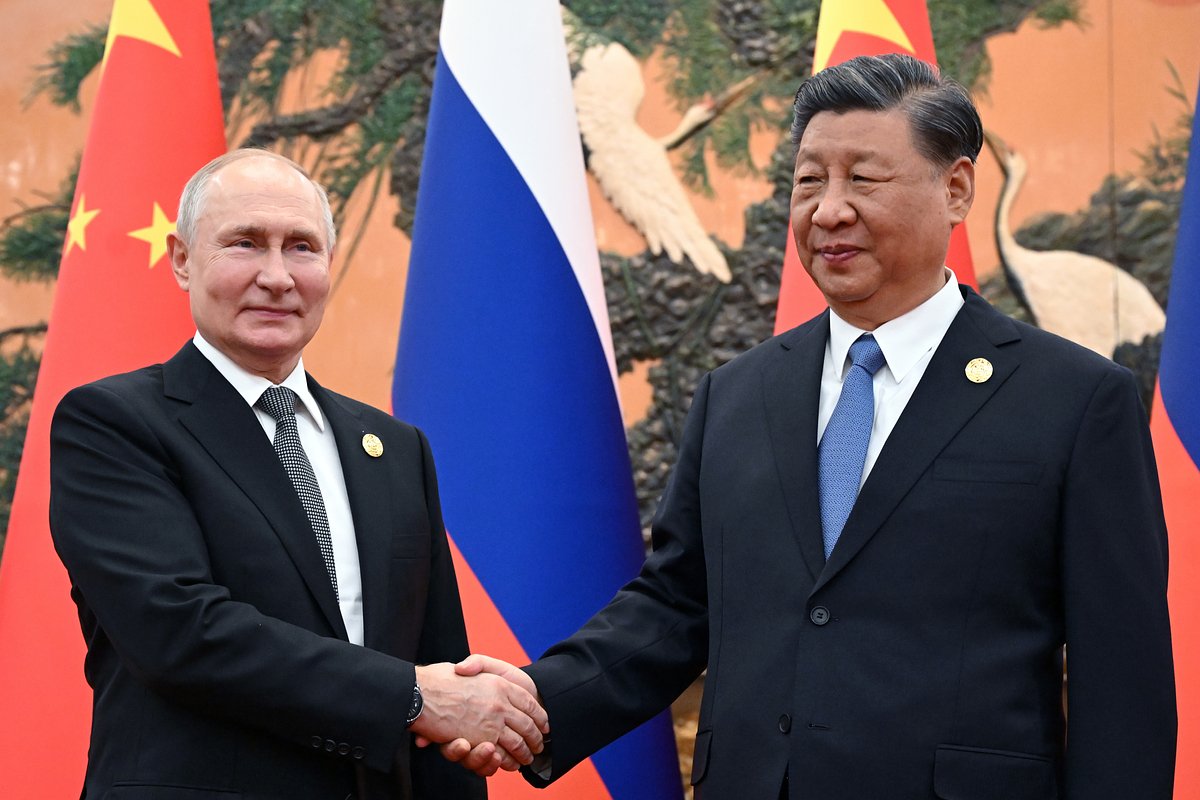 Президент РФ Владимир Путин и председатель КНР Си Цзиньпин (справа) во время встречи в Пекине