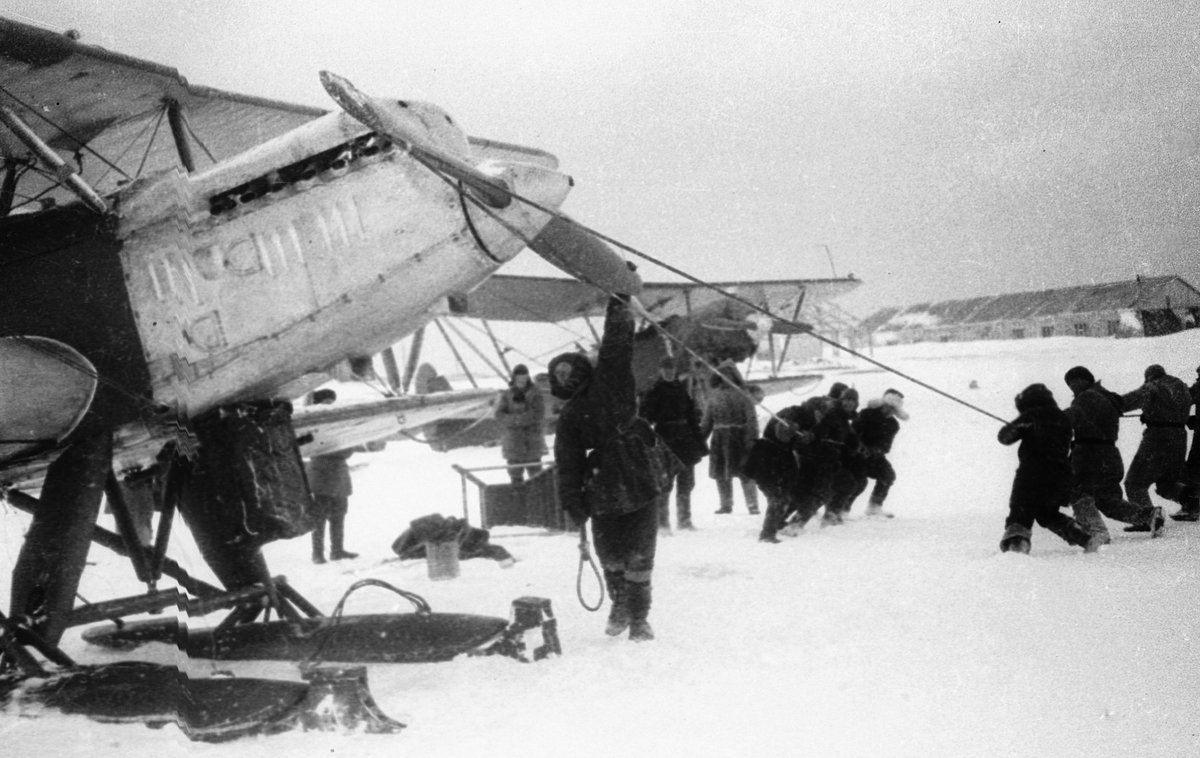Самолет Каманина укрепляют на льдине