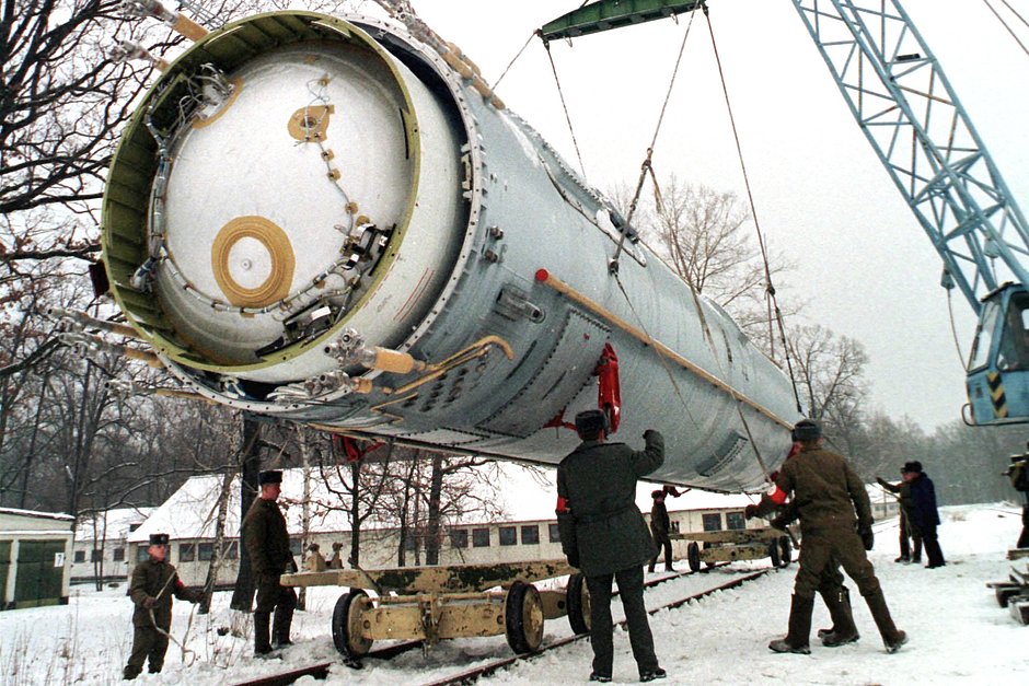 Процесс утилизации баллистической ракеты СС-19 на территории бывшей советской военной ракетной базы в поселке Вакуленчук Житомирской области