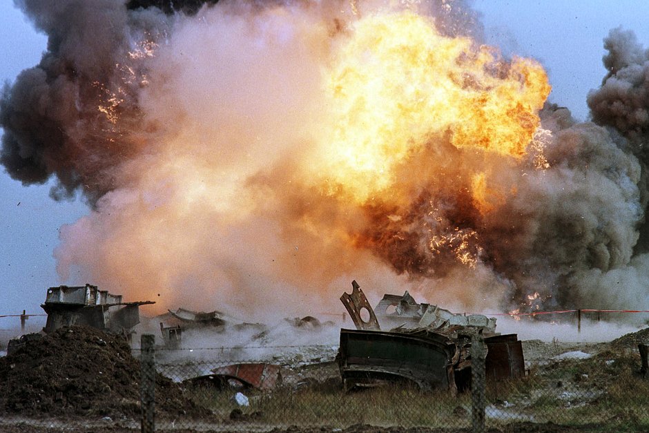 Пламя вырывается из ядерной ракетной шахты СС-24 во время ее уничтожения на военной базе в городе Первомайске Николаевской области, 29 сентября 1998 года