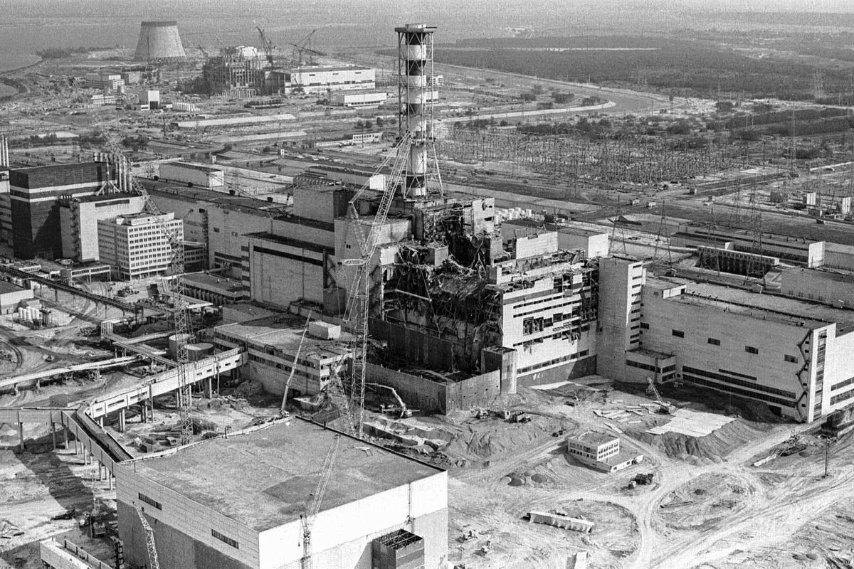 Вид с воздуха на Чернобыльскую атомную электростанцию после взрыва и пожара в четвертом реакторе 26 апреля 1986 года