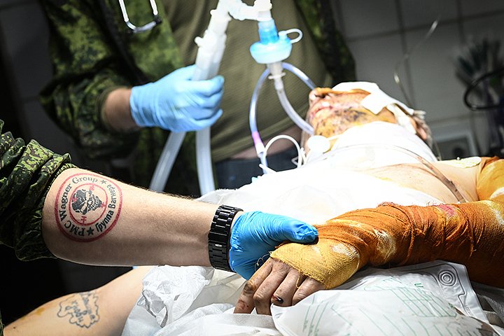 Военно-полевые хирурги проводят операцию в прифронтовом госпитале 