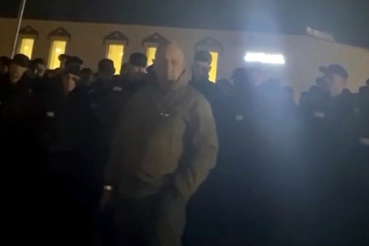 Основатель ЧВК «Вагнер» Евгений Пригожин выступает перед заключенными в одной из колоний