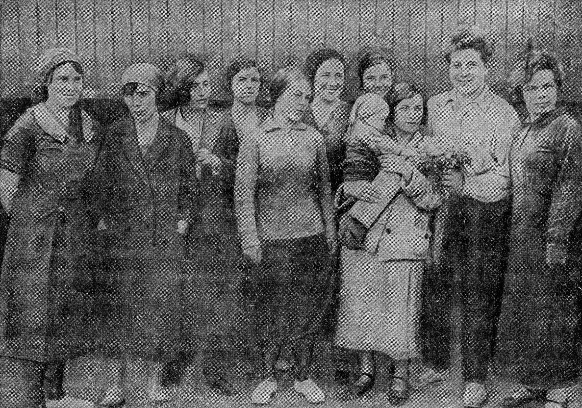 Летчик Ляпидевский среди женщин, вывезенных им из ледового лагеря