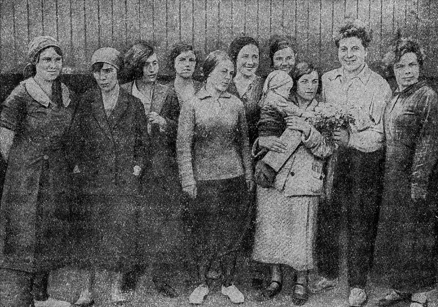 Летчик Ляпидевский среди женщин, вывезенных им из ледового лагеря