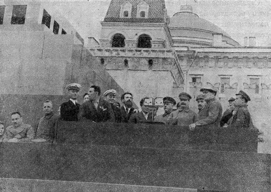 Члены политбюро, летчики-герои и руководители экспедиции на трибуне Мавзолея на Красной площади в Москве