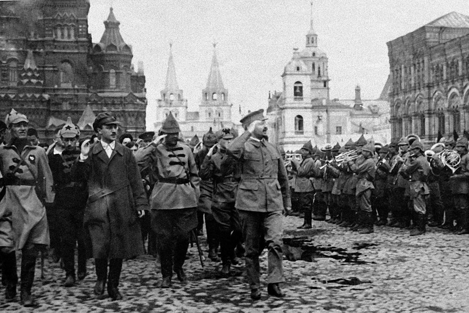 Народный комиссар по военным и морским делам Лев Троцкий (справа) принимает военный парад на Красной площади в Москве в честь Третьего конгресса Коминтерна. 22 июня 1921 года