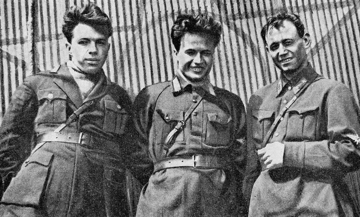 Экипаж самолета Н. Каманина (слева направо): бортмеханик Горелов, летчик Каманин, штурман Шелыганов 
