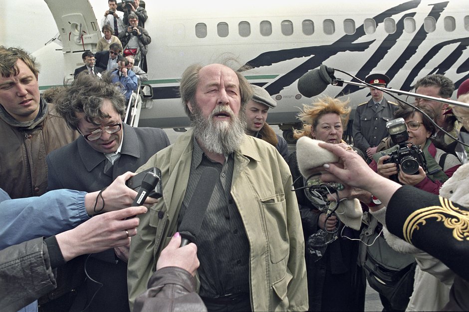 Жители Магадана встречают в аэропорту писателя Александра Солженицына, вернувшегося в Россию после 20-летнего проживания за границей.
27 мая 1994 года