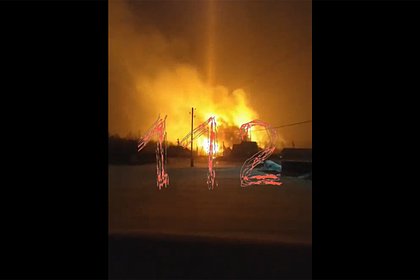 Российский грузовой поезд загорелся после взрыва на газопроводе и попал на видео