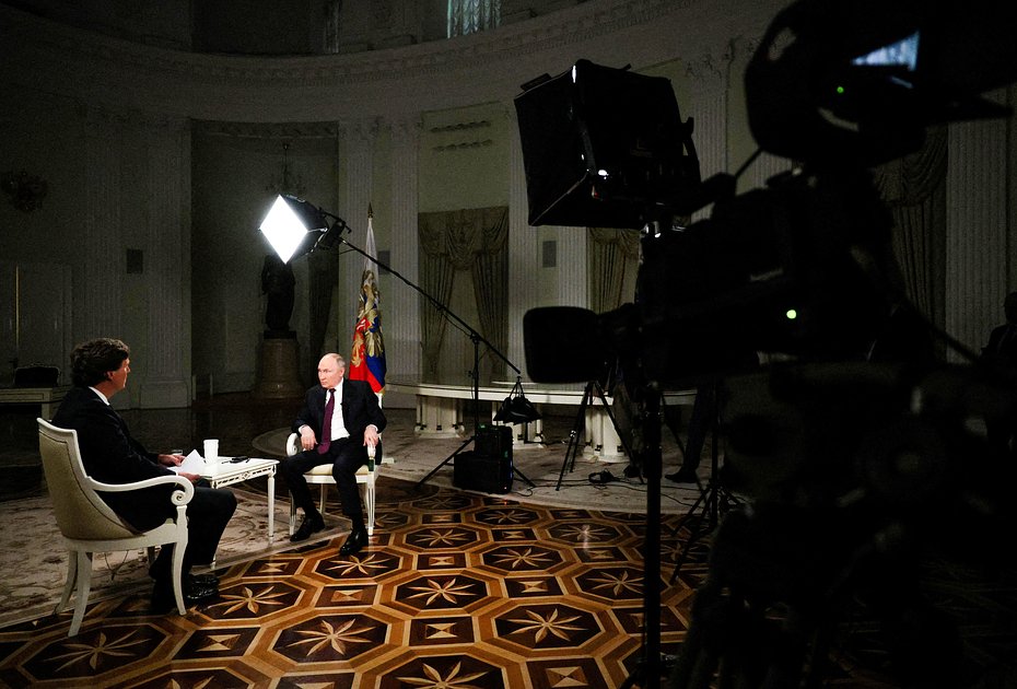 Американский журналист Такер Карлсон берет интервью у президента России Владимира Путина