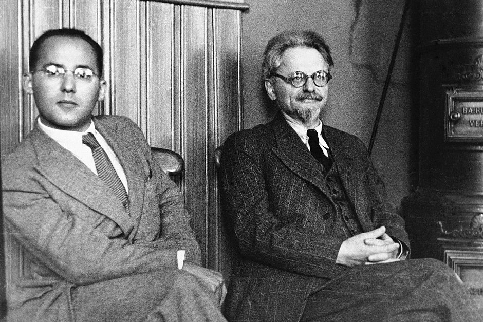 Лев Троцкий (справа) в Осло. 1936 год