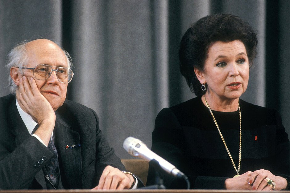 Мстислав Ростропович и Галина Вишневская отвечают на вопросы журналистов во время пресс-конференции в пресс-центре МИД СССР. 15 февраля 1990 года