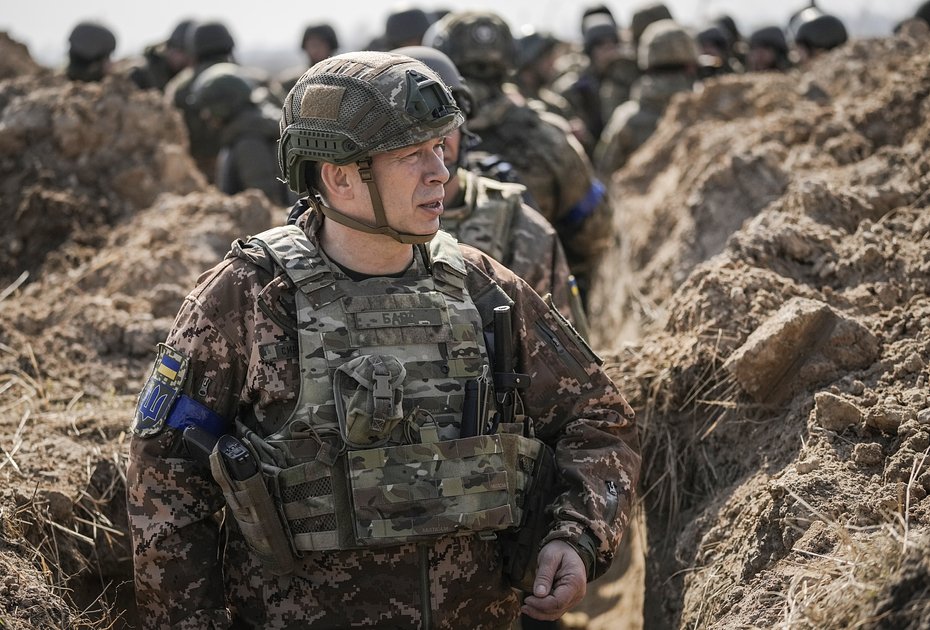 Генерал-полковник Александр Сырский, отвечавший за оборону украинской столицы, в окопах на позициях к северу от Киева, 29 марта 2022 года