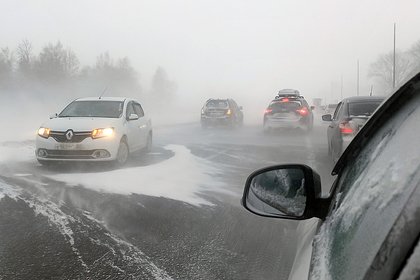 Машина с едущей на роды россиянкой застряла на нечищеной с начала января дороге