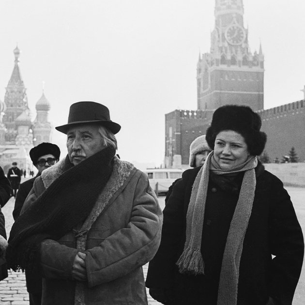 Генеральный секретарь Коммунистической партии Чили Луис Корвалан с супругой Лили Корвалан на Красной площади. 4 января 1977 года