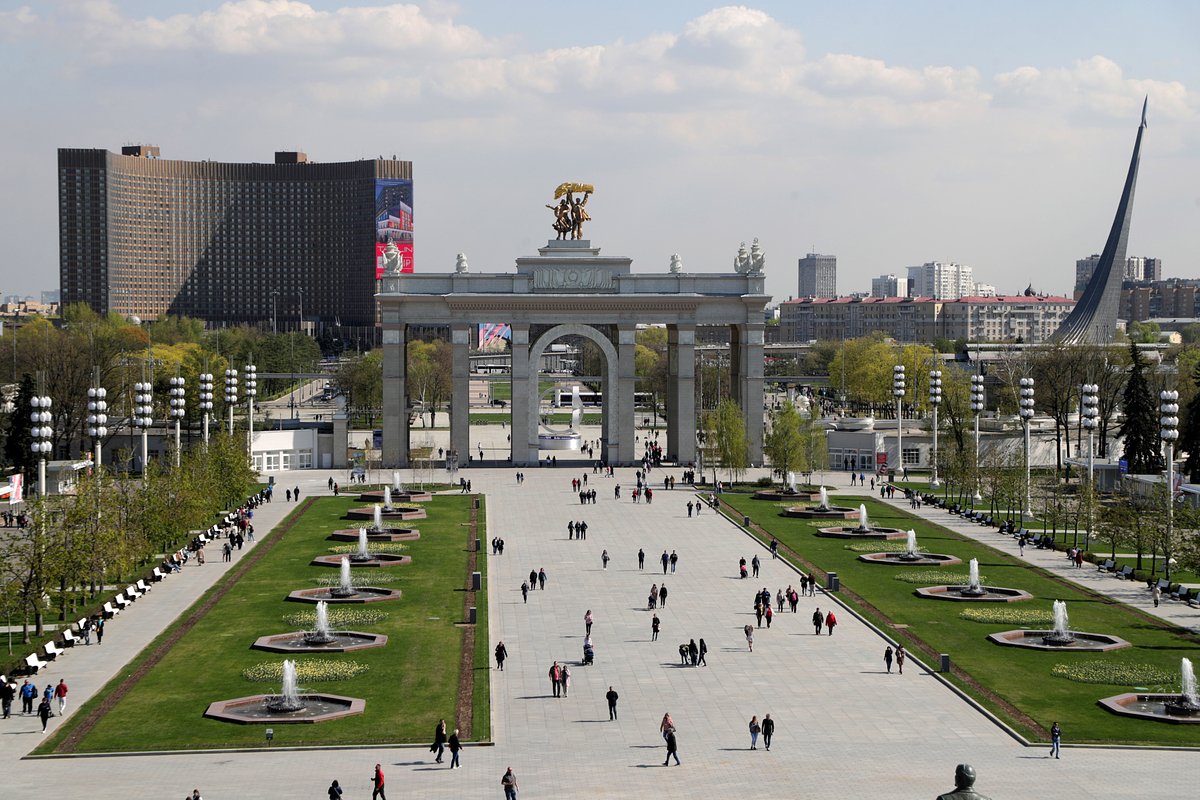 Вид на главный вход и территорию ВДНХ. Москва