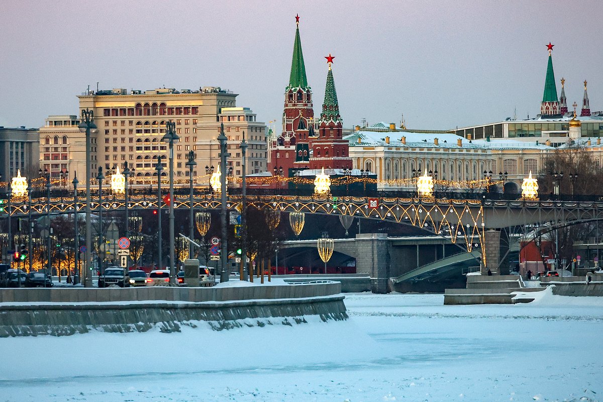 Вид на Кремль и отель Four Seasons на Охотном Ряду. Москва