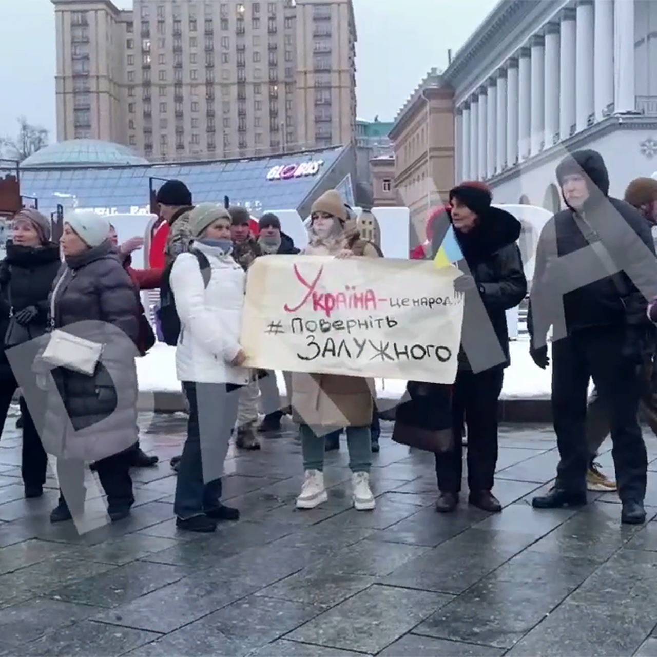 В центре Киева начались протесты за возвращение Залужного: Украина: Бывший  СССР: Lenta.ru