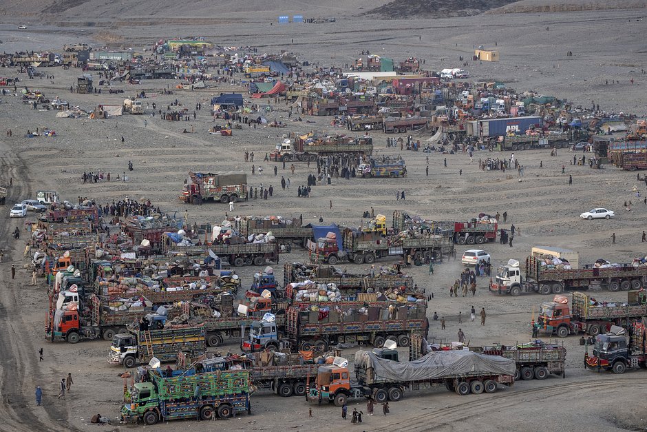 Афганские беженцы в лагере Торкхам недалеко от пакистано-афганской границы, Афганистан, 3 ноября 2023 года