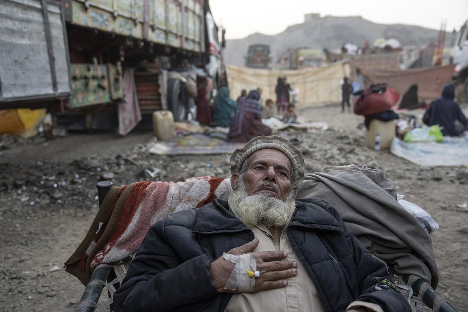 Больной афганский беженец проходит лечение в лагере Торкхам, Афганистан, 3 ноября 2023 года