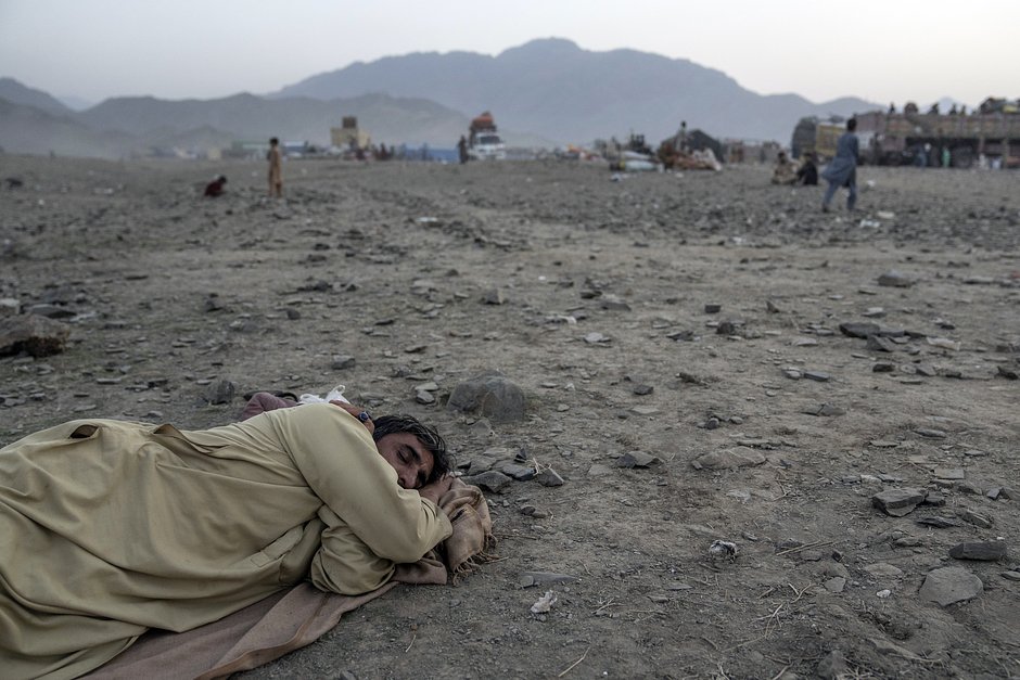 Афганский беженец спит на земле в лагере Торкхам, Афганистан, 3 ноября 2023 года