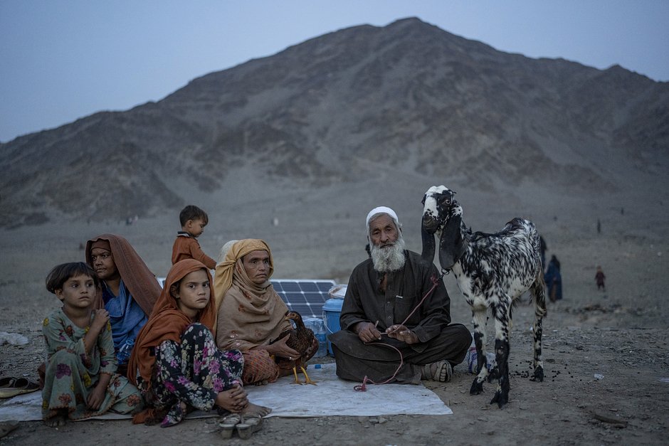 Беженцы в лагере Торкхам, Афганистан, 3 ноября 2023 года
