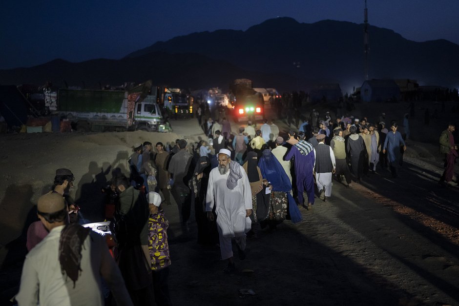 Афганские беженцы пересекают границу с Пакистаном, 3 ноября 2023 года