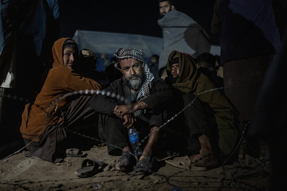 Афганские беженцы ожидают регистрации в лагере Торкхам, Афганистан, 3 ноября 2023 года