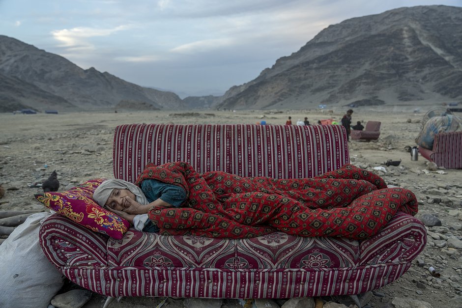 Афганская беженка отдыхает в пустыне в Торкхаме, Афганистан, 17 ноября 2023 года